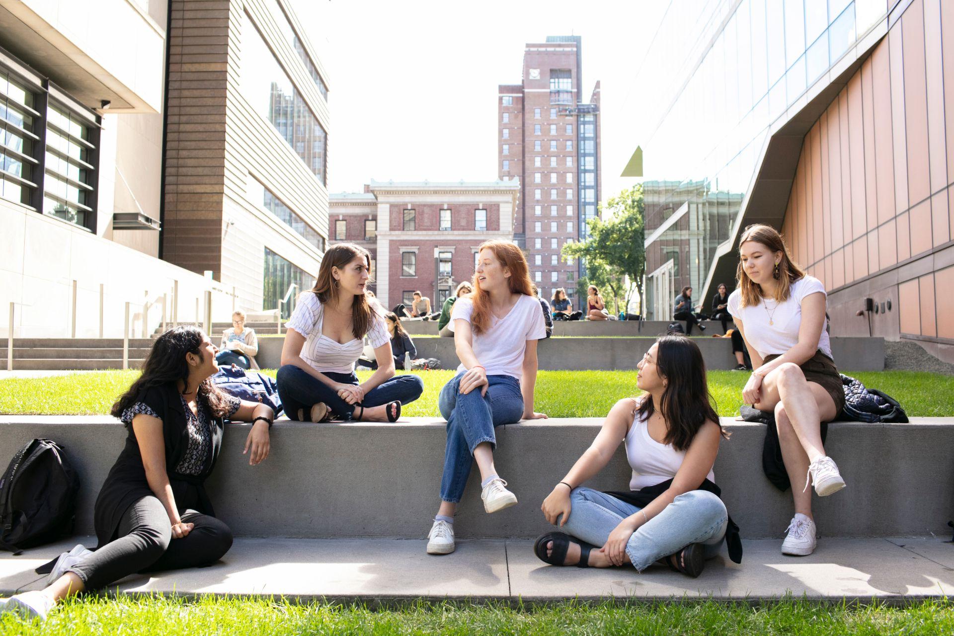 学生 sitting on the Diana Steps 